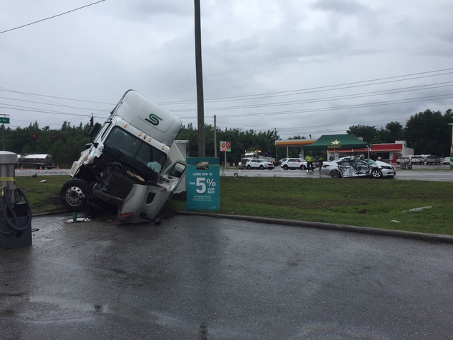 One dead after semi-truck runs red light on US 98 in Lakeland